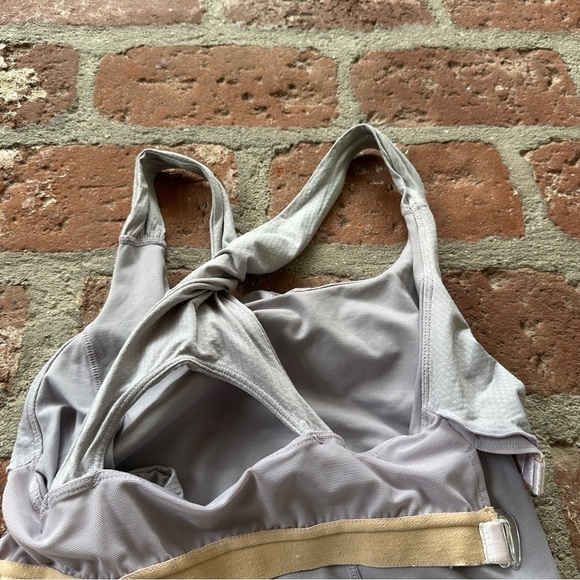 Lululemon Twist Back Tank Women's size 6 Built in bra Light Purple - Picture 13 of 16